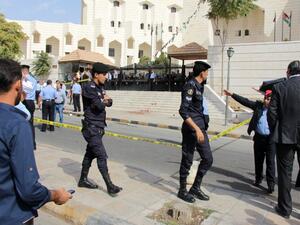 Police cordon off the area where writer Nahed Hattar was killed outside the court in Amman where he was facing charges for sharing a cartoon deemed offensive to Islam, on September 25, 2016. (AFP/Ahmad Alameen)