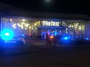Police probing the scene of a stabbing at the Crossroads Center mall in St. Cloud, Minnesota, September 17, 2016. (AFP/File)