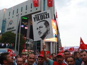 Pro-Erdogan supporters rally at Kizilay Square in Ankara on July 20, 2016. (AFP/File)