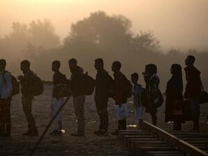 Refugees queue to cross the Greek-Macedonian border near Gevgelija on September 18, 2015. (AFP/Nikolay Doychinov)