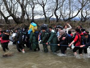 Refugees formed a human chain across the river to help people cross into Macedonia. (AFP/File)