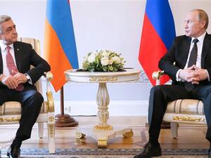 Russia's President Vladimir Putin (R) speaks with his Armenian counterpart Serzh Sargsyan in Saint Petersburg on June 20, 2016. (AFP/File)