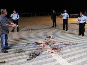 Israeli security forces stand at the scene of a stabbing attack on March 8, 2016 in the neighbourhood of Jaffa in the Israeli city of Tel Aviv as US vice president arrived in the city for a visit. (AFP/Thomas Coex)