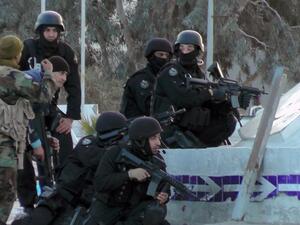 Tunisian special forces take position during clashes with militants in the southern town of Ben Guerdane, near the Libyan border, March 7, 2016. (AFP/Fathi Nasri)