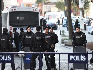 Turkish police cordon off the Blue Mosque area on January 12, 2016 after a blast in Istanbul's tourist hub of Sultanahmet left 10 people dead. (AFP/Ozan Kose)