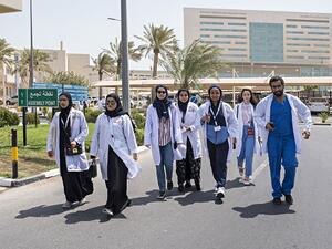 One hundred future physicians from QU visit HMC