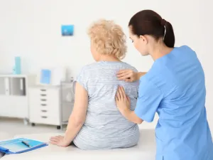 من أعراض مرض هشاشة العظام ألم الظهر الناجم عن حدوث كسر

