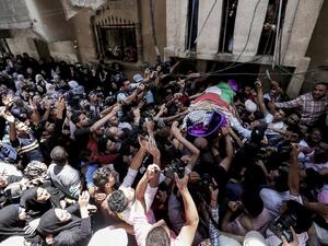 Palestinian mourners carry body of 21 year old voluntary paramedic Razan al-Najjar during her funeral after she was shot dead by Israeli soldiers, in Khan Yunis on June 1, 2018 near the Gaza border fence. (Mahmud Hams / AFP File Photo)