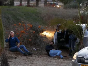 Israelis take cover as rockets are fired from the Gaza Strip, in the southern Israeli town of Sderot on November 12, 2018. (Jack GUEZ / AFP)