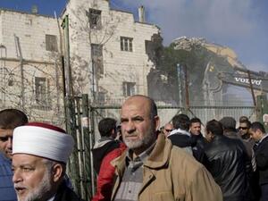 مقدسيون يتظاهرون امام الفندق احتجاجا على عملية الهدم/أ.ف.ب