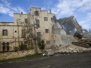 جرافة اسرائيلية تهدم الفندق/أ.ف.ب