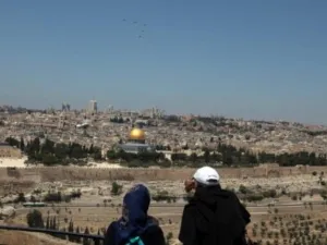 منظر عام لمدينة القدس المحتلة ويظهر فيها قبة الصخرة والمسجد الأقصى