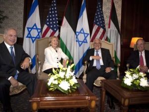 ميتشل، عباس، كلينتون، نتنياهو في صورة تذكارية قبيل بدء جولة المفاوضات في شرم الشيخ/أ.ف.ب