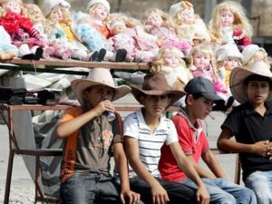 اطفال فلسطينيون يبيعون دمى قرب حاجز الجلمة في الضفة الغربية/أ.ف.ب