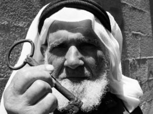 لاجىء فلسطيني يحمل مفتاح "العودة"