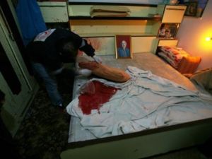 lالسرير الذي قتل عليه المسن الفلسطيني في الخليل/أ.ف.ب