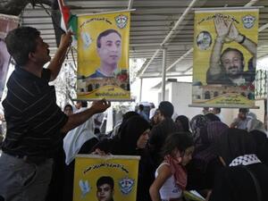 فلسطينيون يتظاهرون امام مقر الصليب الاحمر بغزة مطالبة بالافراج عن المعتقلين،30/8/أ.ف.ب