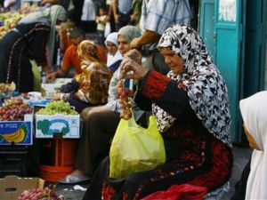 فلسطينيات يبعن ويشترين العنب في سوق ببيت لحم في اخر يوم من رمضان/أ.ف.ب