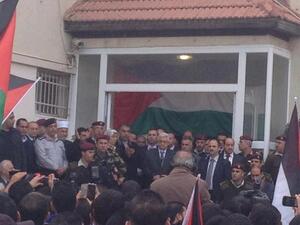 أبو مازن يتحدث خلال اعتصام جماهيري أمام مقر المقاطع