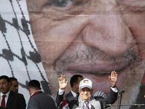 ارشيف: الرئيس الفلسطيني محمود عباس امام لوحة كبيرة للزعيم الراحل ياسر عرفات