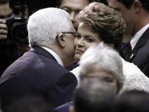 رئيسة البرازيل ديلما روسيف تحيي عباس لدى دخولها الى البرلمان لاداء قسم الرئاسة