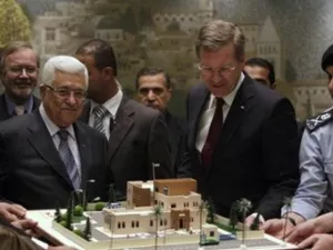 عباس (يسار) والرئيس الالماني يستعرضان مجسما لمركز شرطة تمول المانيا اقامته خلال لقائهما في رام الله