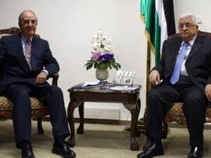 جورج ميتشل خلال لقائه بعباس في رام الله-ارشيف