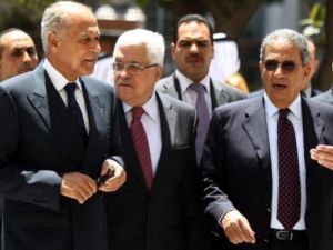 الرئيس الفلسطيني محمود عباس متوسطا امين عام الجامعة العربية عمرو موسى (يمين) ووزير الخارجية المصري احمد ابو الغيط
