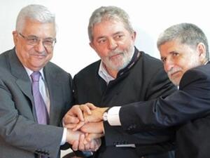 الرئيس الفلسطيني محمود عباس يصافح نظيره البرازيلي لولا داسليفا ووزير الخارجية البرازيلي سيلسو اموريم