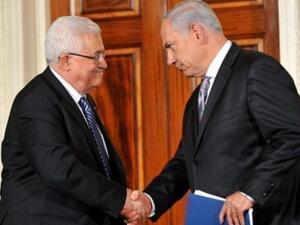 الرئيس الفلسطيني محمود عباس (يسار) مصافحا رئيس الوزراء الاسرائيلي بنيامين نتانياهو في البيت الابيض 