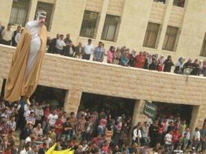 احراق طلبة فلسطينيين دمية تمثل امير دولة قطر