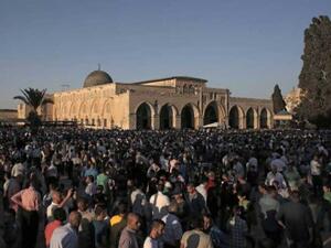 عشرات الآلاف من الفلسطينيين يؤدون صلاة عيد الفطر، في المسجد الأقصى بمدينة القدس