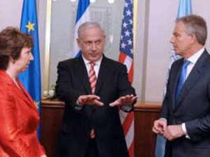 رئيس الوزراء الاسرائيلي يتوسط موفد الرباعية توني بلير ووزيرة خارجية الاتحاد الاوروبي كاثرين اشتون
