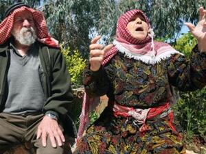 الفلسطينية فوزية عواد من قريا عورتا في الضفة الغربية تتحدث للصحفيين بعد اطلاق سراحها وقد كانت من ضمن 100 امرأة اعتقلهن الجيش الاسرائيلي في حملة بالضفة الغربية الخميس/أ.ف.ب