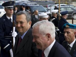 وزير الدفاع الاميركي روبرت غيتس ولاى يمينه نظيره الاسرائيلي ايهود باراك في واشنطن 