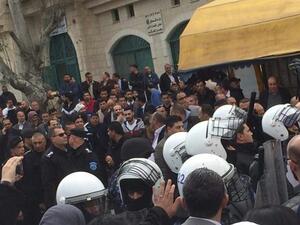 فض أجهزة الأمن الفلسطينية بالقوة لوقفة احتجاجية أمام مجمع المحاكم في مدينة البيرة