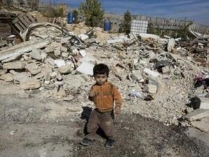 طفل فلسطيني يقف قرب ركام منزله الذي هدمته القوات الاسرائيلية في القدس الشرقية