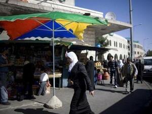 فلسطينيون بشارع في القدس الشرقية 
