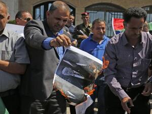 حرق صور للرئيس الأمريكي دونالد ترامب، خلال وقفة احتجاجية بمدينة رام الله