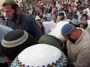 مستوطنون يشيعون جثمان مستوطن قتل خلال إقتحامه وآخرين قبر النبي يوسف في نابلس