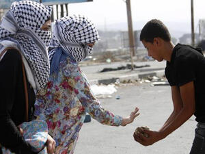 الفلسطينييات يشاركن الشبان في مواجهة قوات الاحتلال الإسرائيلي