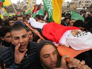 Mourners carry the body of Palestinian Haitham al-Baw, who was shot dead by Israeli soldiers, during his funeral in the village of Halhoul north of the West Bank city of Hebron, on February 6, 2016. (AFP/Hazem Bader)