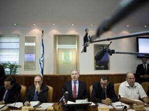 رئيس الوزراء الاسرائيلي بنيامين نتنياهو (وسط الصورة) في الاجتماع الاسبوعي لمجلس الوزراء يوم الاحد.