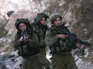جنود اسرائيليون في دورية راجلة في الخليل
