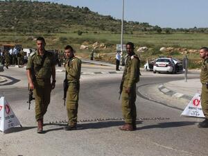 Israeli security forces gather near the site where an Israeli settler was stabbed in the Tapuah junction near the northern West Bank city of Nablus (AFP PHOTO /JAAFAR ASHTIYEH)