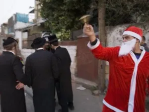 فلسطيني بلباس سانتا كلوز يقرع جرسه على مقربة من مستوطنين يهود في حي الشيخ جراح
