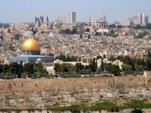 مسجد قبة الصخرة وتبدو القدس الغربية في الافق