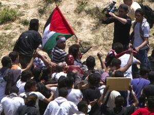 الجيش الإسرائيلي يفتح النار باتجاه مئات المتظاهرين قَدِموا من سوريا إلى حدود الجولان المحتل 