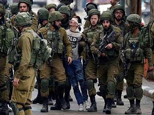 الطفل الفلسطيني المعتقل فوزي الجنيدي محاطا ب 23 جنديا اسرائيليا