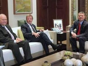 الملك عبدالله الثاني خلال لقائه موراتينوس وكوشنير
